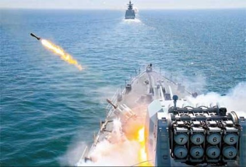 Tuần dương hạm Varyag 011 bắn tên lửa trong cuộc tập trận chung với Hải quân TQ